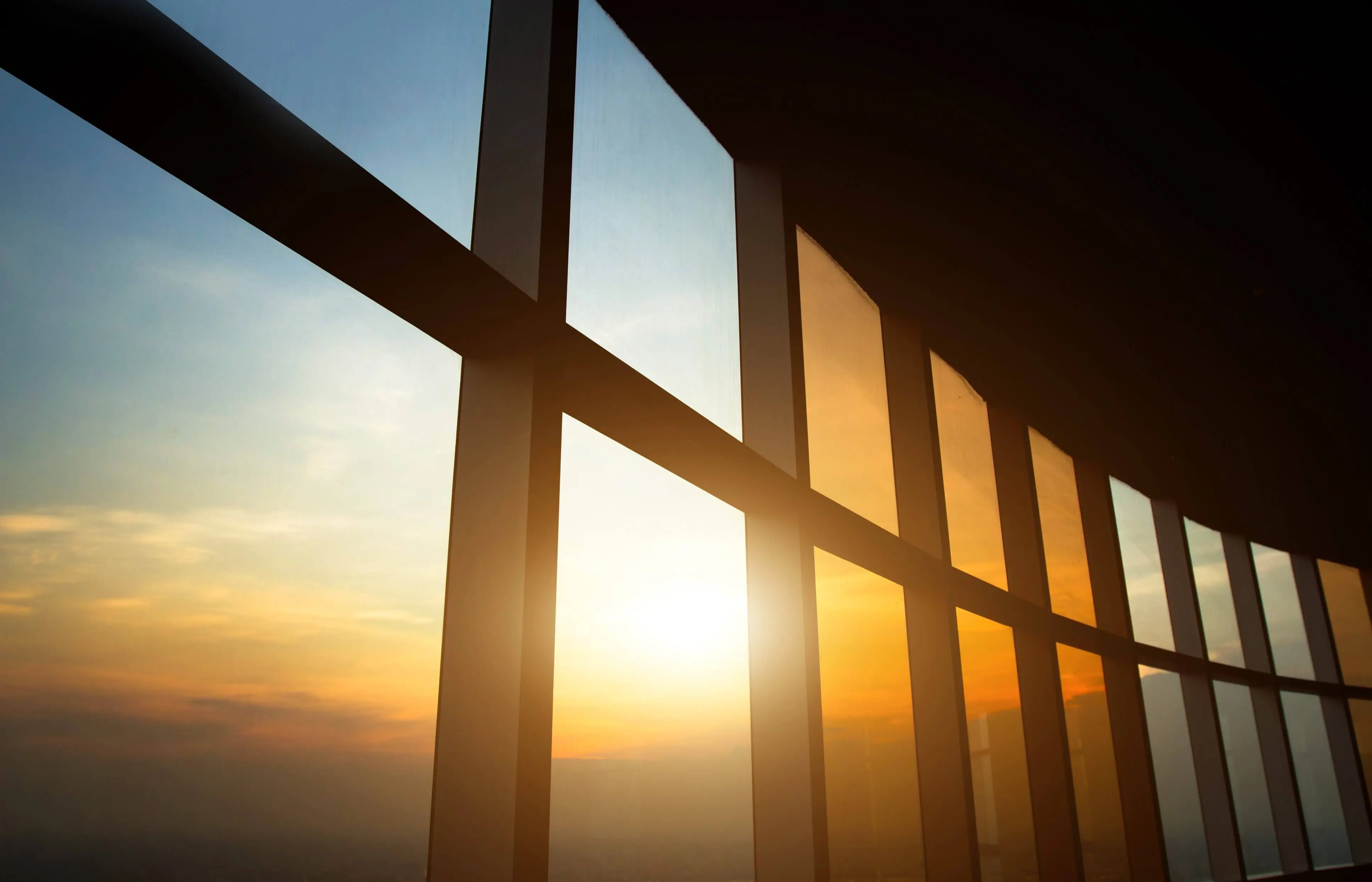 Janela de prédio com vista para a cidade